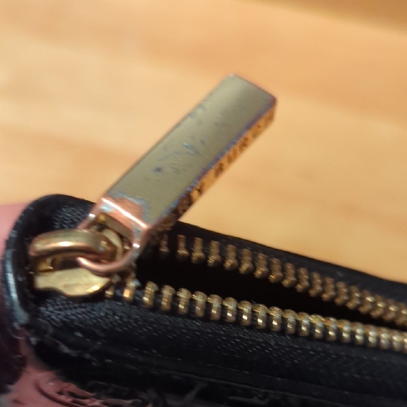 Sleek Black Tory Burch Wallet with Gold Zipper - Picture 9 of 9